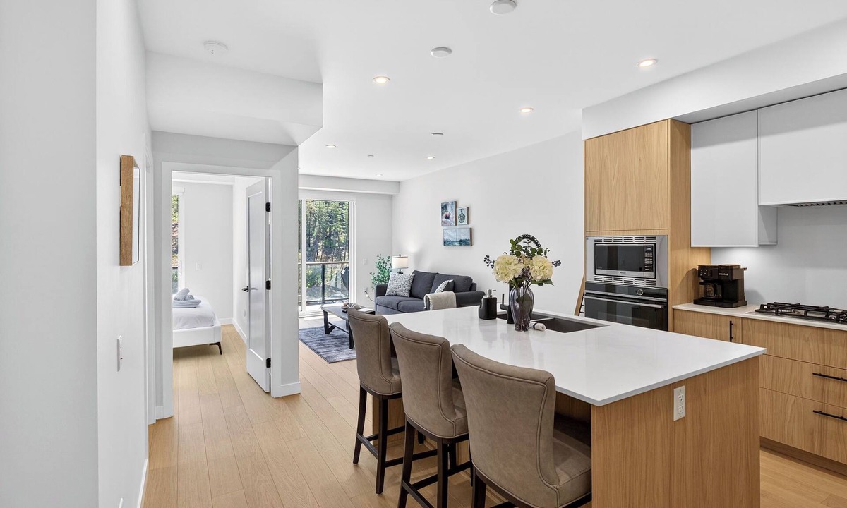 Central Okanagan Condo | Welcome to Zara at Lakestone! Modern 1BR Lake Country condo with mountain views, balcony, BBQ & gourmet kitchen. Sleeps 4 (Queen bed + sofa bed). Enjoy premier lakeside living with a gym, sauna & pickleball courts. Perfect for Okanagan getaways!