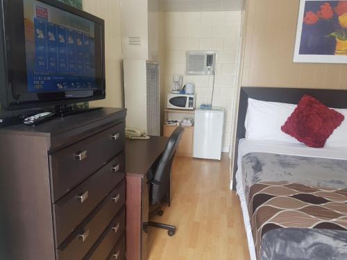 Pincher Creek Hotel | West Castle Motel