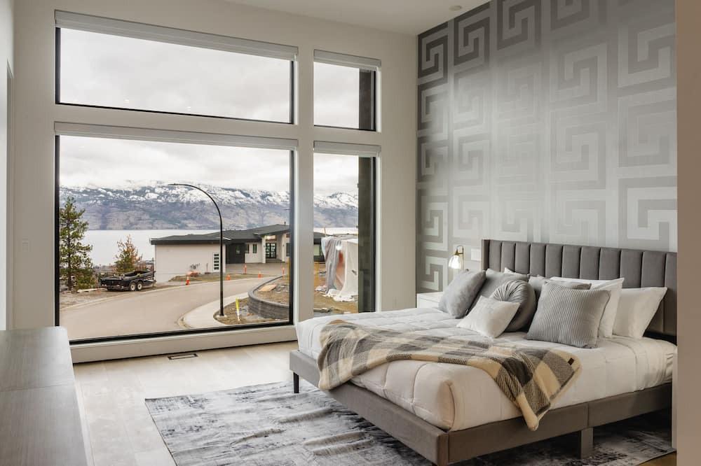 Central Okanagan Villa | West Kelowna Luxury Hillside Retreat - Pool & Rooftop Hot-Tub