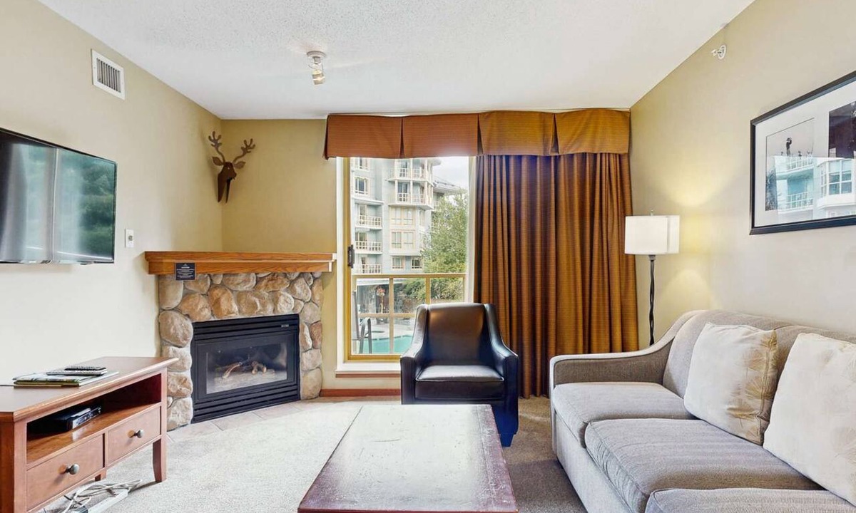 Village North Hotel | Whistler - Cascade Lodge 220
