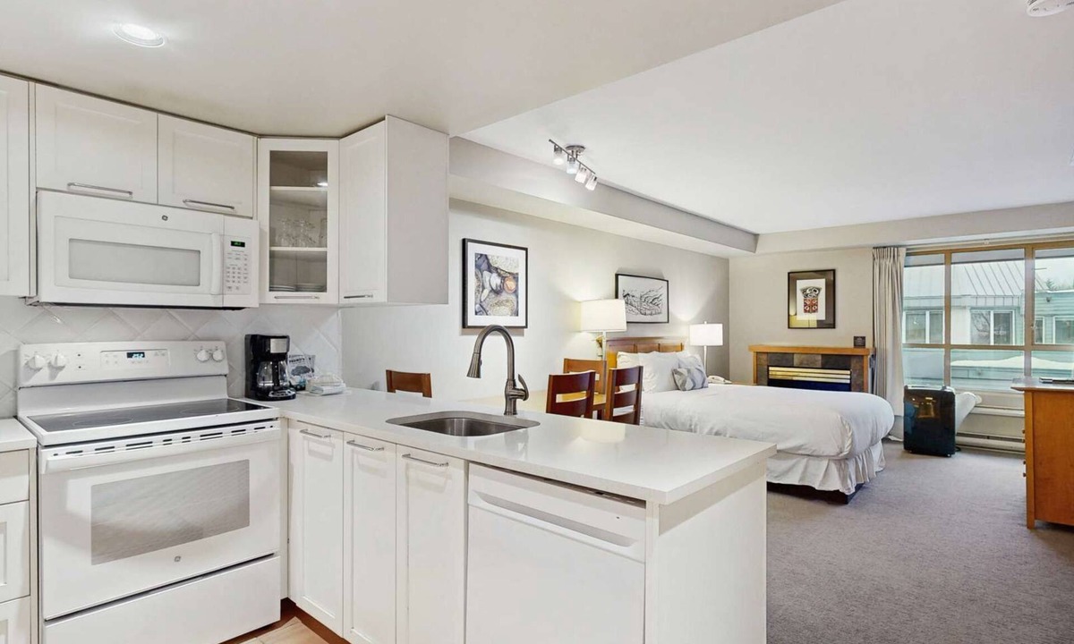 Whistler Village Hotel | Whistler - Whistler Peak Lodge 415