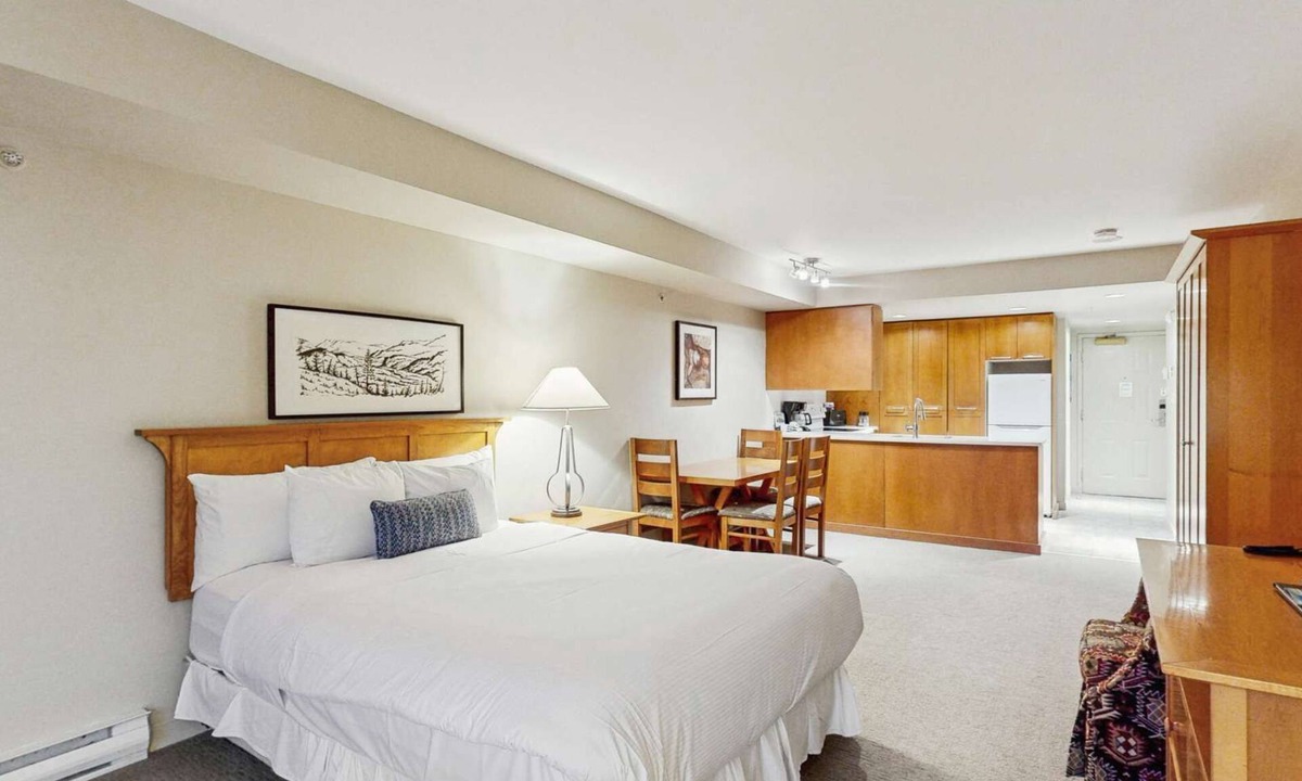 Whistler Village Hotel | Whistler - Whistler Peak Lodge 410