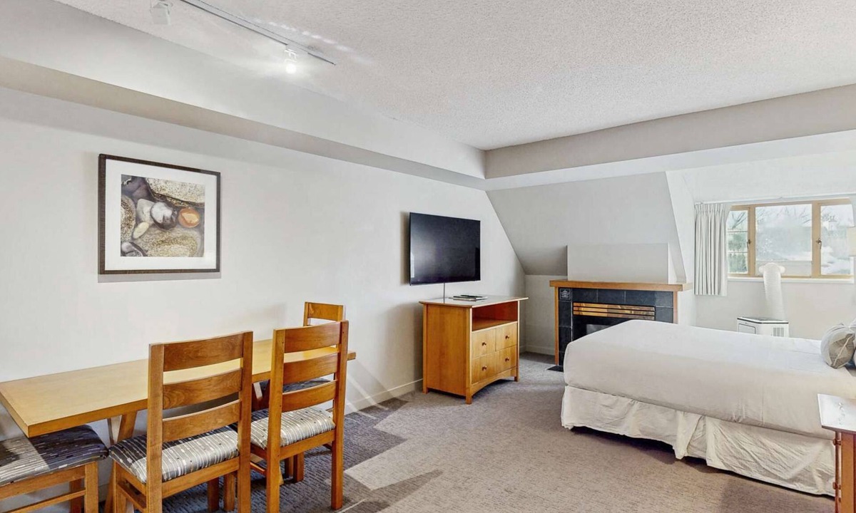 Whistler Village Hotel | Whistler - Whistler Peak Lodge 504