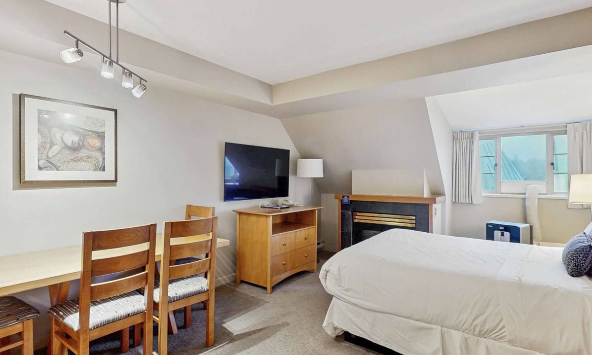 Whistler Village Hotel | Whistler - Whistler Peak Lodge 513