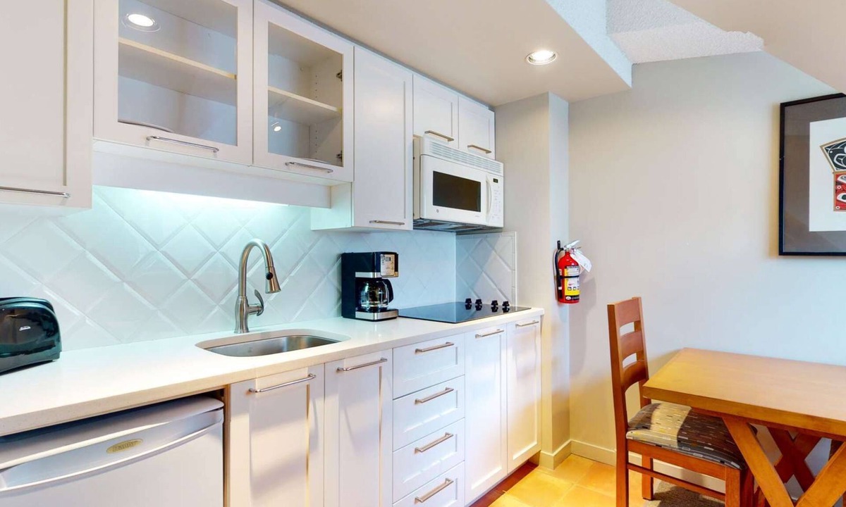 Whistler Village Hotel | Whistler - Whistler Peak Lodge 528