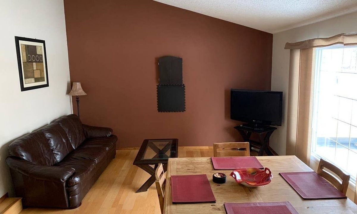 Fort McMurray House | WOOD land House: Spacious 8 Bedroom House