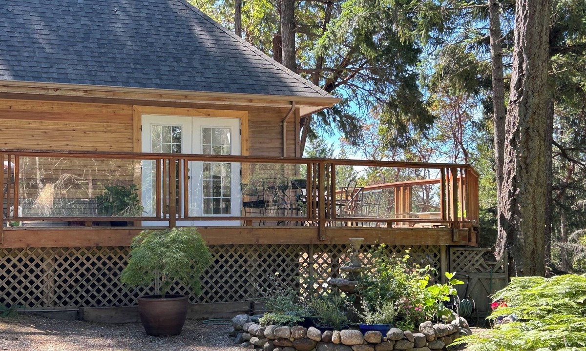 Salt Spring Island Cottage | woodland escape