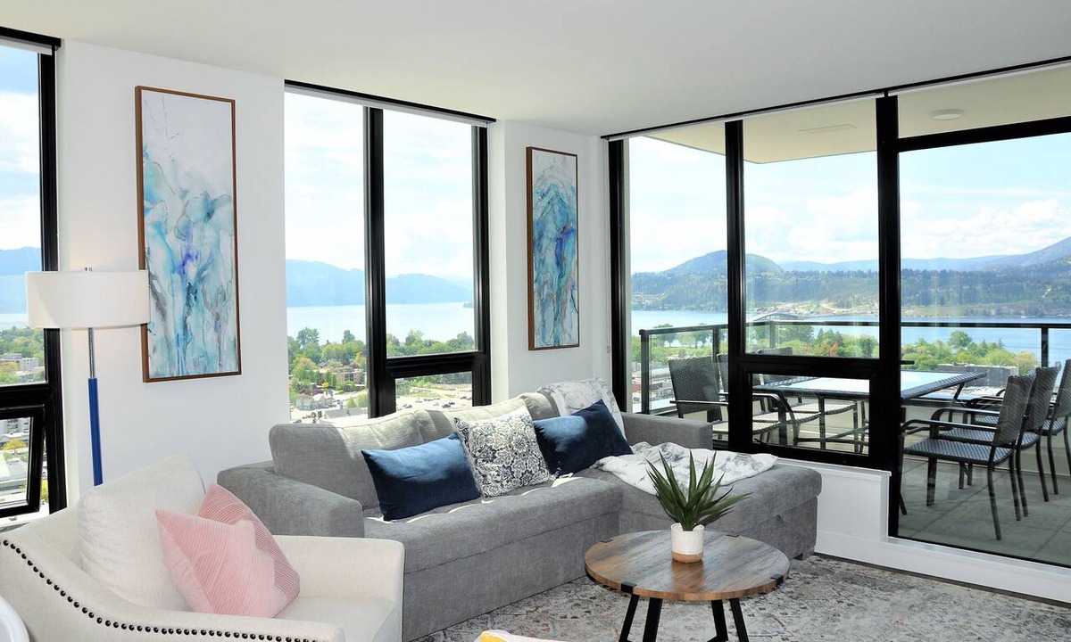 Downtown Kelowna Condo | Wow SubPenthouse 22nd Floor/Downtown LakeView/2BD+Den 1020 sqft Indoor