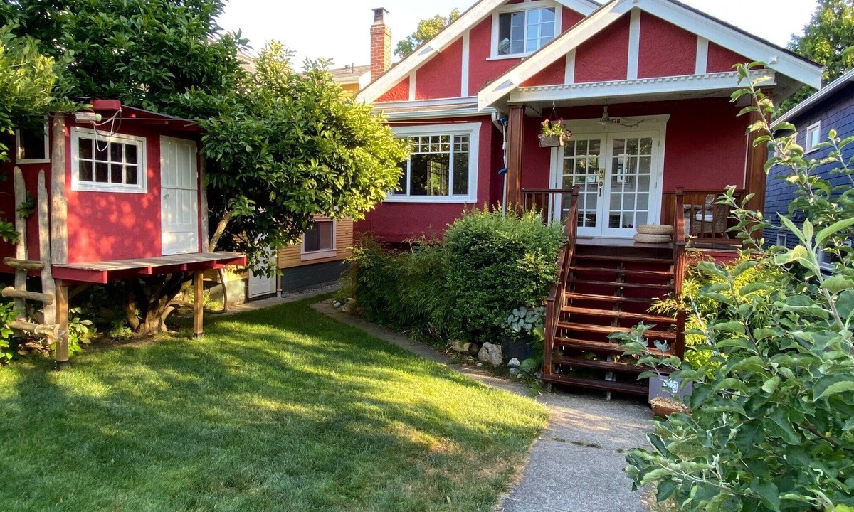 Kitsilano House | Your home base in Kitsilano, Vancouver - steps to everything!