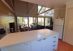Fabulous self contained lakeside accommodation in a natural bush setting in Forge Creek