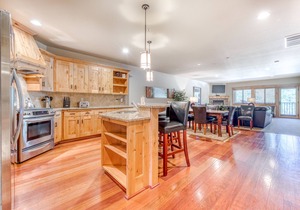 Mountain condo w/gas fireplace, shared pool, hot tub, sauna & easy ski access in Government Camp