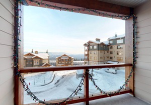 Ski-in/out condo w/private hot tub, gas fireplace, & steam shower - mtn views