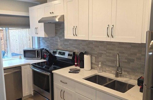 Langley House | 1 bedroom suite in quiet neighbourhood, 3km from Thunderbird,private fenced yard
