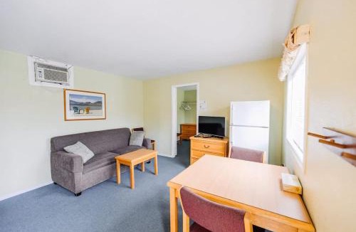 Okanagan-Similkameen House | 1 Bedroom Suite 6 at the Green Gables Resort
