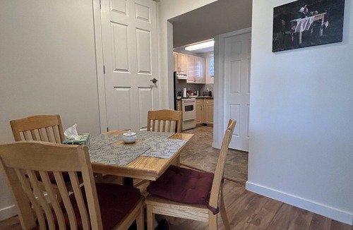 North Vancouver House | 1 bedroom suite in North Vancouver