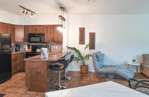 South Pandosy Condo | 1 bedroom with enclosed den overlooking quiet courtyard (sleeps 7)
