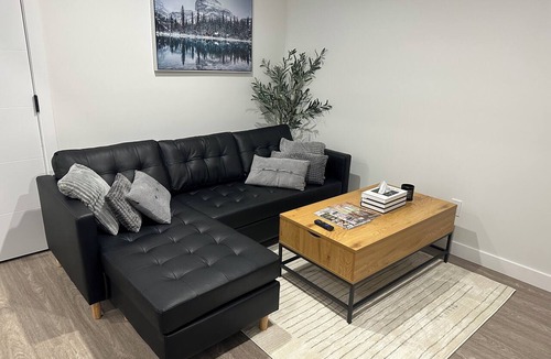 Leduc House | ✈️ 10 Mins to the Airport | Full Kitchen | Free Parking