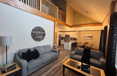 East Kootenay Condo | ⛳️111 Golf Retreat with A/C and Hot Tub⛳️