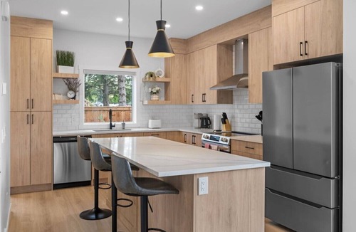 Southwest Calgary Villa | 12 Guests | 2 King Beds | Ping Pong| 6 BR| Garage