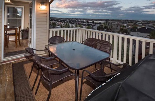 Panorama Hills House | 12+ Guests near downtown & airport