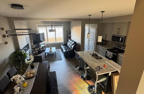 Northwest Calgary Boat Rental | 15 minutes from YYC Airport and 25 minutes from Downtown 3 Bedroom duplex