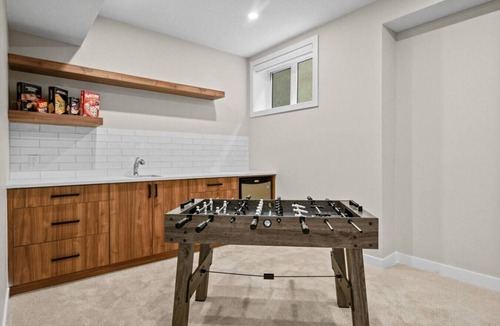 Montgomery Villa | 16 guests | Game Rms | Garage | Mins to Hospital