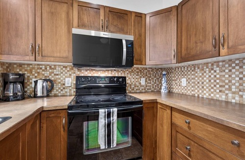 South Pandosy Apartment | 2 Bdrm At Playa! Rooftop Pool & 1 min From Beach