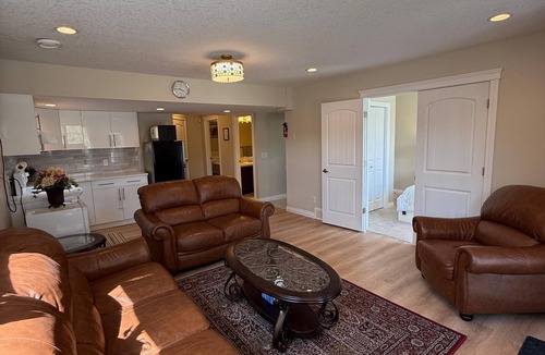 Symons Valley House | 2 Bed Room, 1 Bath, Living, Kitchen, Office, Bright, Walkout Basement Suite