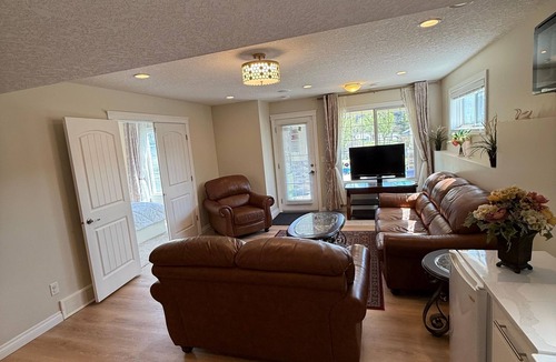 Symons Valley House | 2 Bed Room, 1 Bath, Living, Kitchen, Office, Bright, Walkout Basement Suite