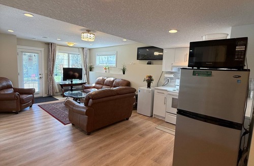 Symons Valley House | 2 Bed Room, 1 Bath, Living, Kitchen, Office, Bright, Walkout Basement Suite
