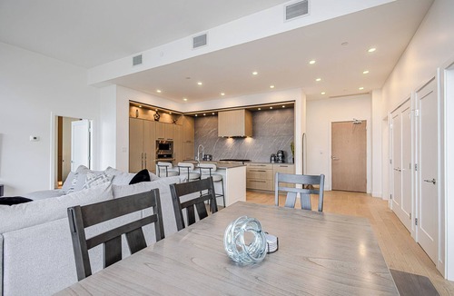 South Pandosy House | 2-bedroom condo with king beds in Kelowna across from Gyro Beach. Rooftop Deck.
