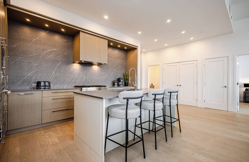 South Pandosy House | 2-bedroom condo with king beds in Kelowna across from Gyro Beach. Rooftop Deck.
