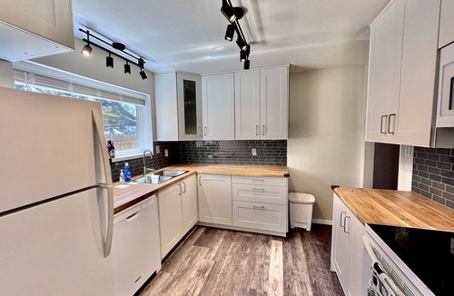 Central Lonsdale House | 2 bedroom modern guest suite with AC!