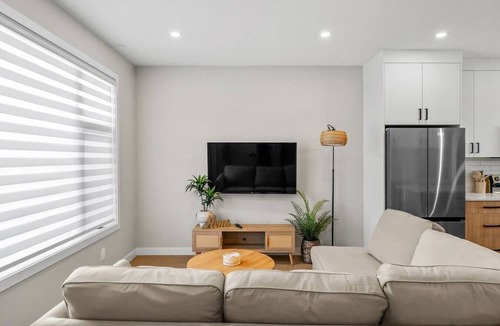 Banff Trail House | 2 King Bed | Garage | Min to UofC | NEW