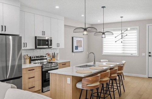 Banff Trail House | 2 King Bed | Garage | Min to UofC | NEW