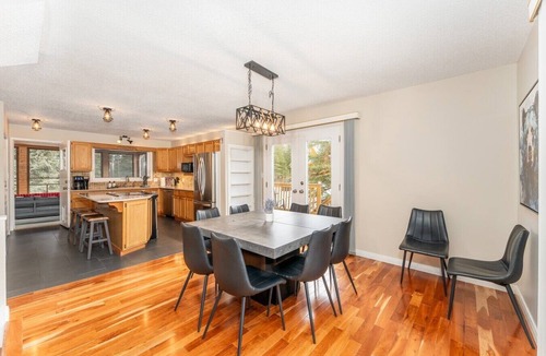 Jasper East House | 2-Minute DRIVE to Jasper National Park | 5 Bedrooms/4 Bathrooms & 8 Beds