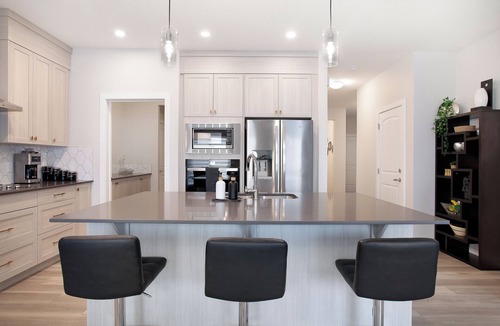 Calgary House | 2 Suites 8 Bedrooms AC Sleeps 16