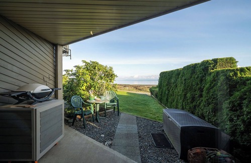 Regional District of Nanaimo Condo | #223 Executive Beach View Suite at Shorewater Resort, Qualicum Beach