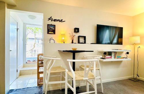 Knight House | 2BR 1BA Garden View Guest Suite - King-size Bed - Free Parking
