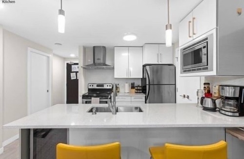 Crosstown Condo | 2BR,2BTR with AC condo in vancouver 6 guests parking
