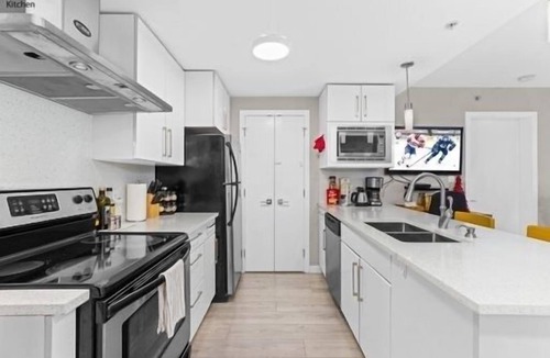 Crosstown Condo | 2BR,2BTR with AC condo in vancouver 6 guests parking