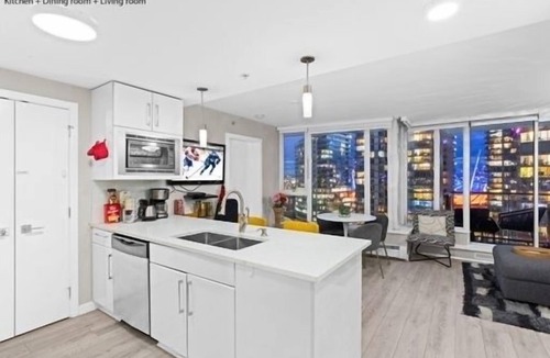 Crosstown Condo | 2BR,2BTR with AC condo in vancouver 6 guests parking