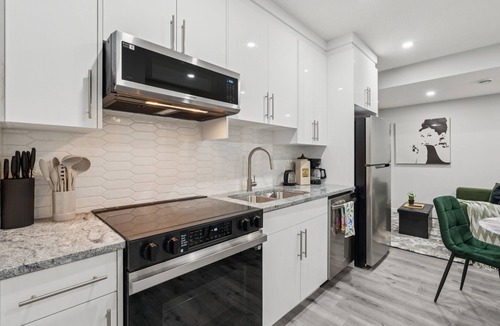 Evanston House | 2BR Basement Suite + Sofa Bed | Near Airport