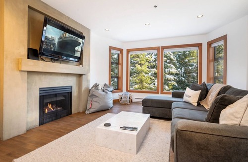 Blueberry Hill Condo | 2BR | Greyhawk | King Bed | Hot Tub & Sauna | Secure Parking | BBQ