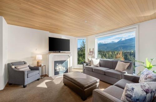 Blueberry Hill Apartment | 2BR in Ironwood, Stunning Mountain Views, Shared Hot Tub and Pool, Fireplace, Parking