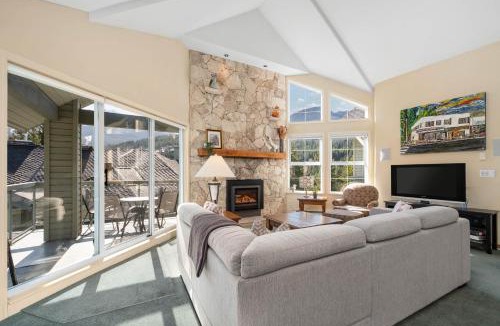 Blueberry Hill House | 2BR in The Lynx, Family Sized, Mountain Views, Private Balcony, Tranquil Location, Parking