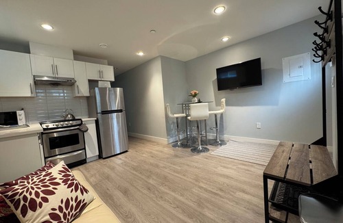 Vancouver South House | 2BR Modern Suite - 20 mins to Downtown