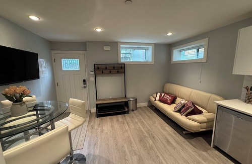 Vancouver South House | 2BR Modern Suite - 20 mins to Downtown