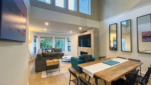 Blueberry Hill House | 2BR plus Loft, Modern and Spacious, Hot Tub and Sauna, Private Balcony, Fireplace