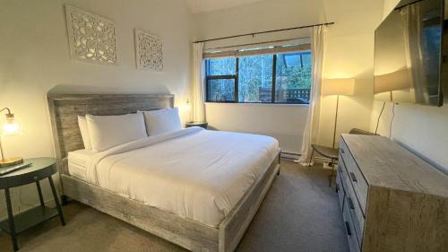 Blueberry Hill House | 2BR plus Loft, Modern and Spacious, Hot Tub and Sauna, Private Balcony, Fireplace